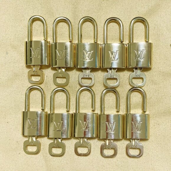 LOUIS VUITTON LV 10 SET PADLOCK KEY BAG CHARM CADENA GOLD PLATED FRANCE 80PDA130 - Picture 1 of 4